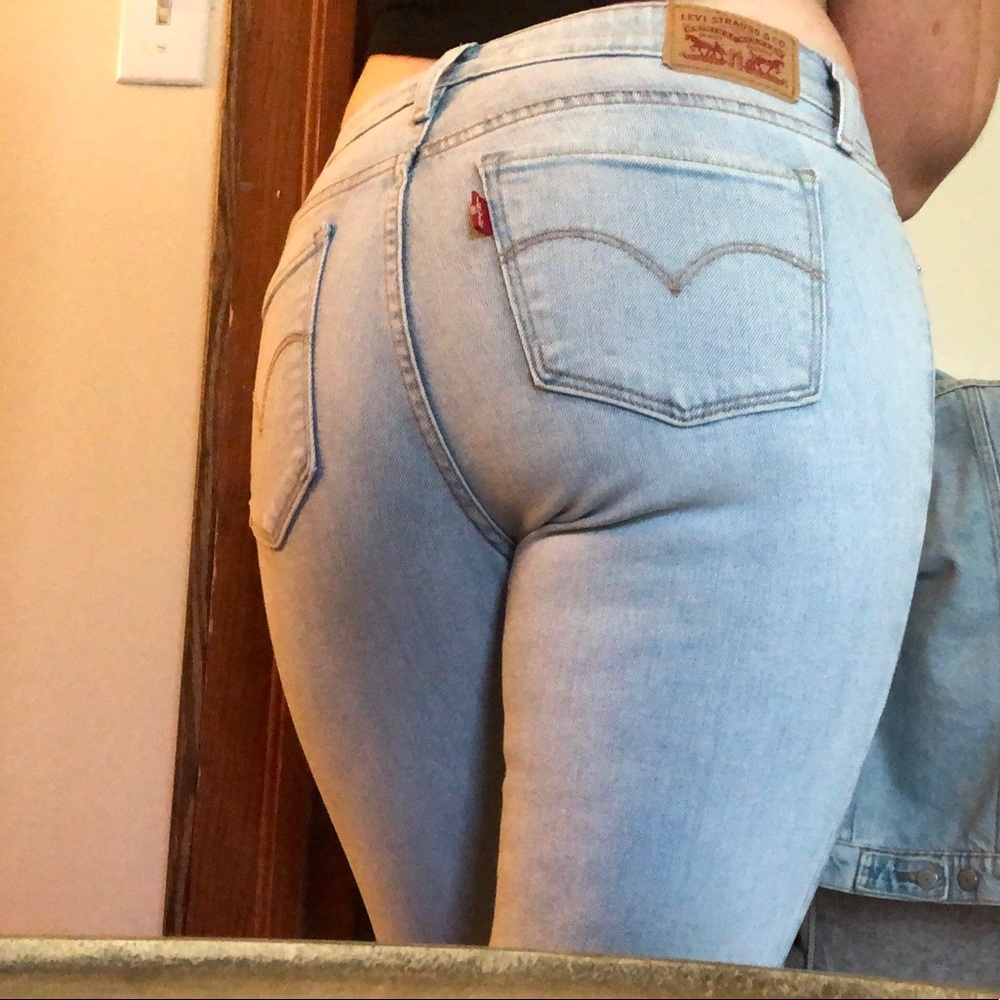 Light Wash Levi’s Jeans